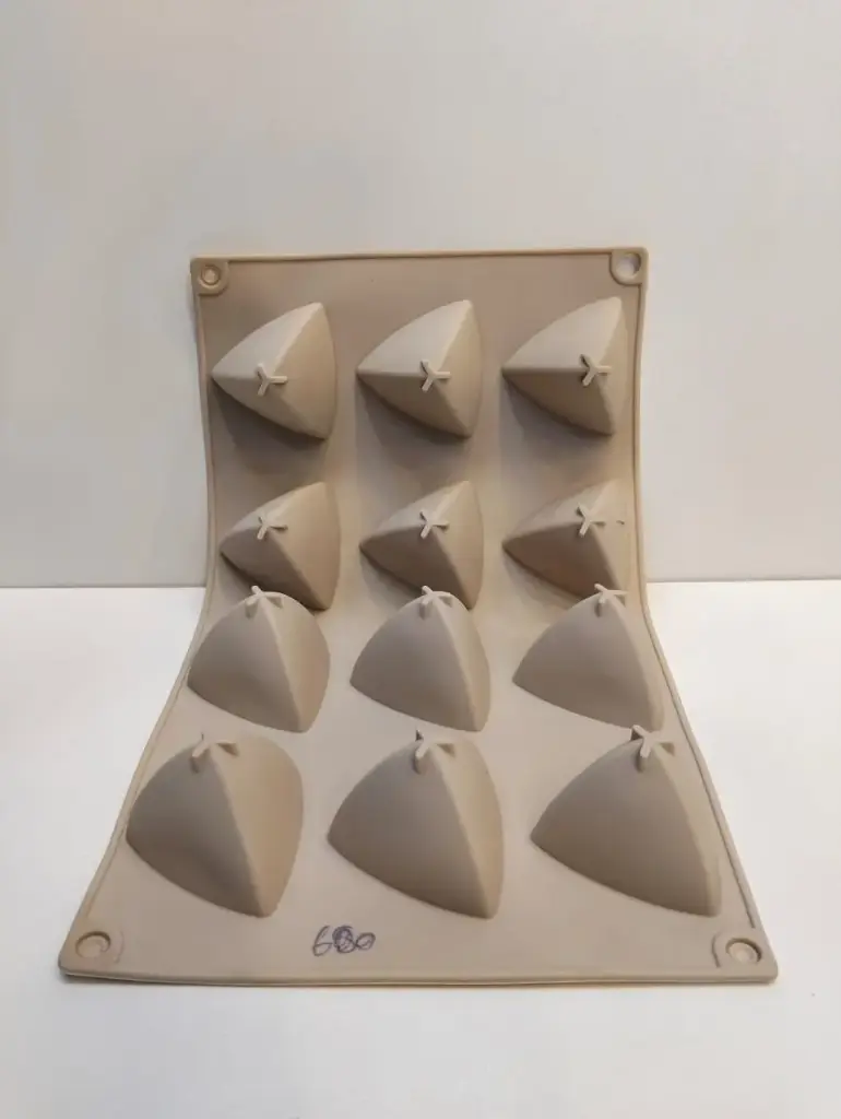 MOULE SILICONE TRIANGE PYRAMID 12PCS