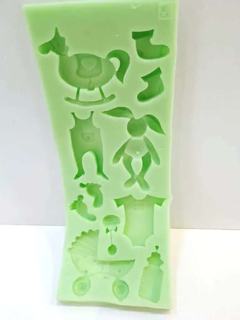 MOULE SILICONE PATE A SUCRE TENUE BEBE